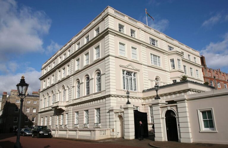 London: Changing of the Guard and Royal Palaces Walking Tour