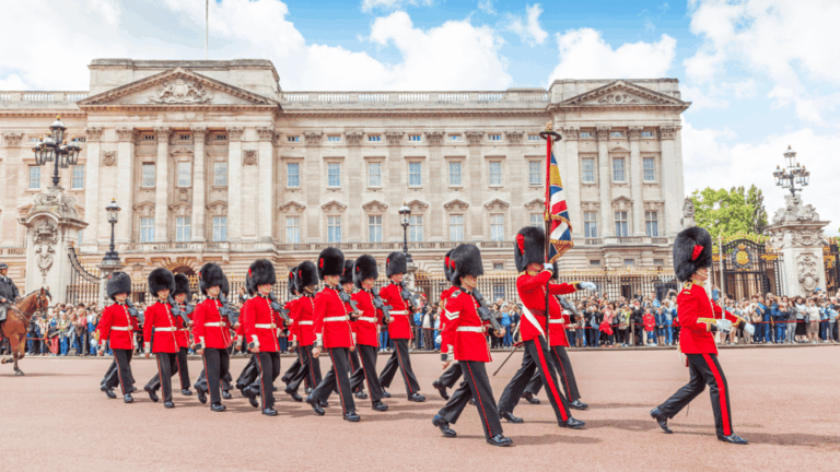 London: Royal Walking Tour with Changing Of The Guard