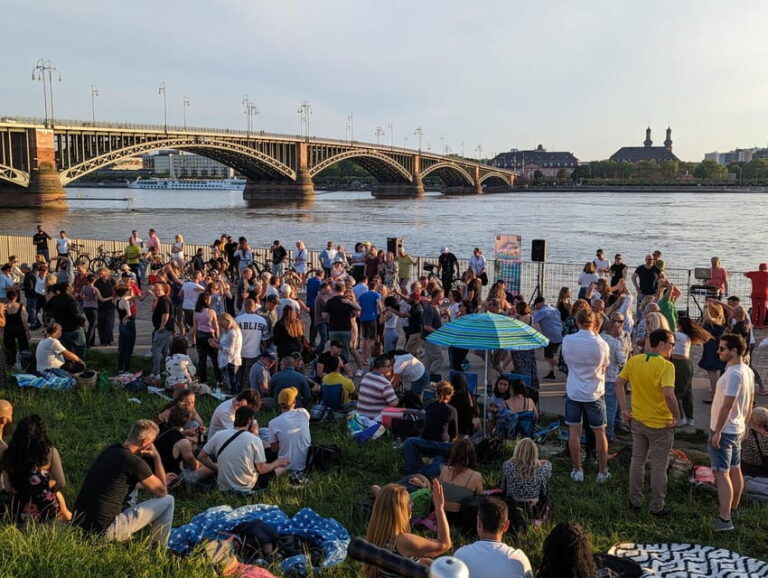 Mainz: guided evening tour of the Rhine embankment/old town in German and English - What to Expect on the Tour  