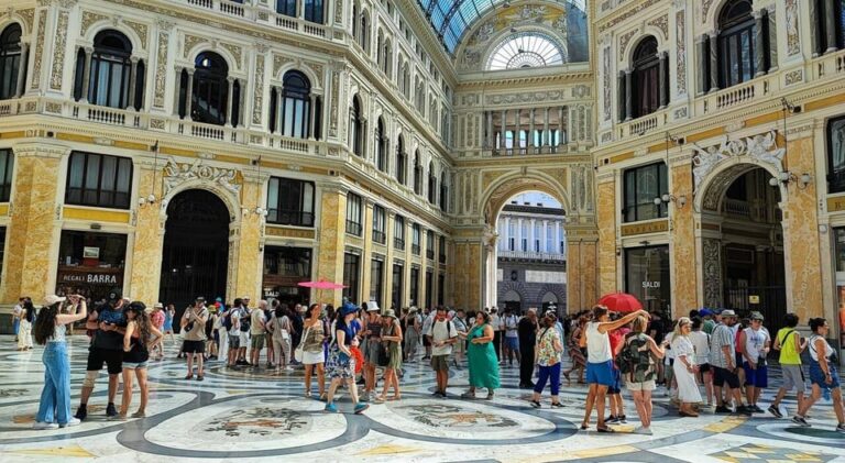 Naples: Guided Walking Tour with Lunch and Wine Tasting