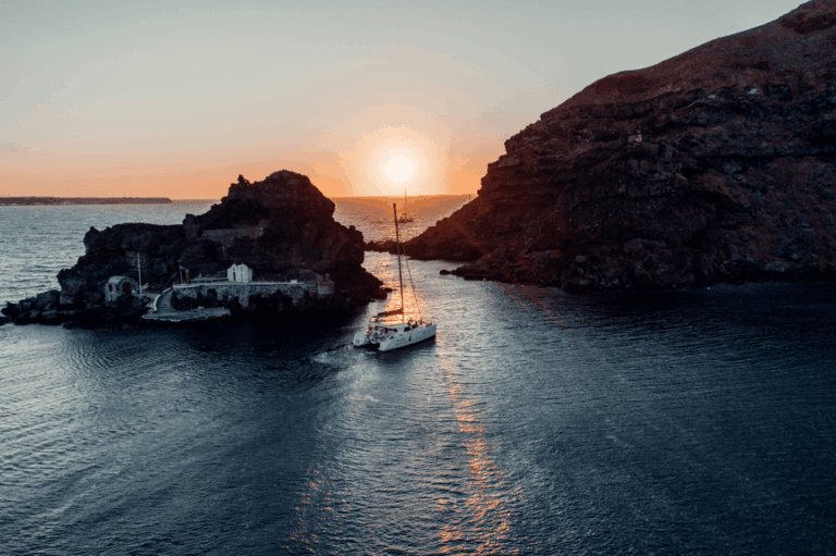 Santorini: Catamaran Caldera Cruise with Meal and Drinks