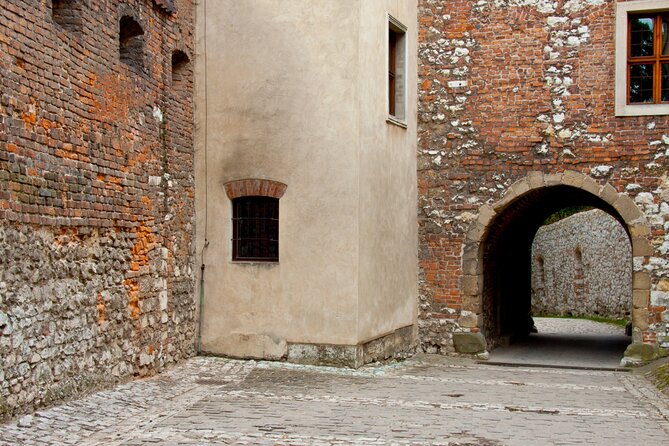 Wawel Castle and Rynek Underground Guided Tour in Krakow - Good To Know