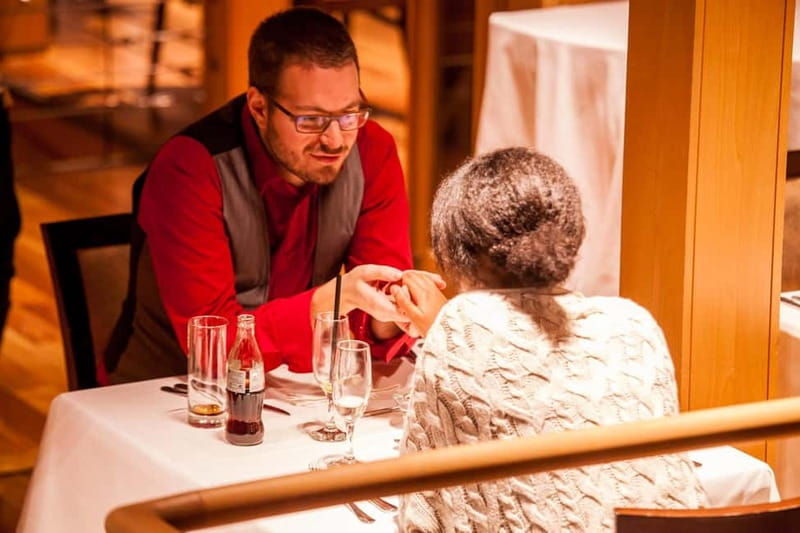Budapest: 2-Course Dinner for 2 on a Boat Restaurant - The Views and Atmosphere