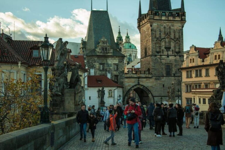 Prague: Prague Castle & Charles Bridge  guided tour in German - What Travelers Say