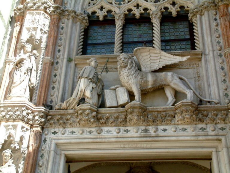 Stroll The Halls of Doge's Palace on a Guided Tour in Venice - Practical Aspects and Tips