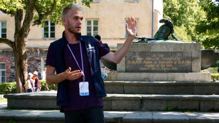 Suomenlinna: Guided Walking Tour with an Authorized Guide - Practical Details and What to Expect