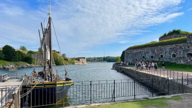 Suomenlinna tour in French with Doro - The Finnish Fortress: An Authentic Exploration