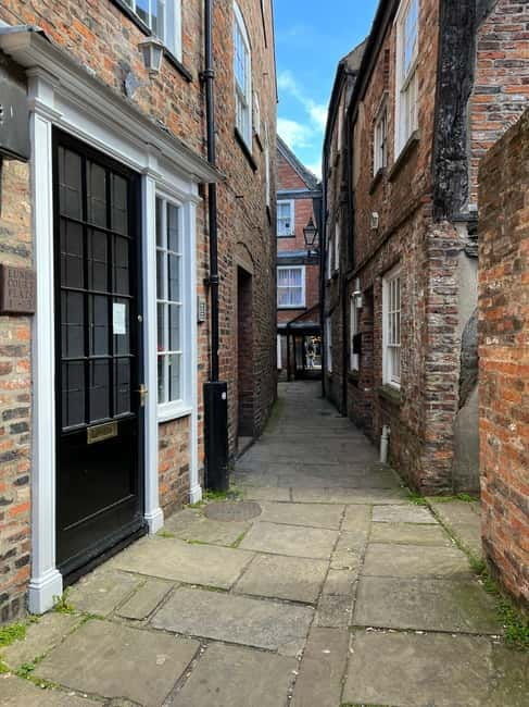 Yorks Snickelways Story Walking Tour - The Guide’s Role: Making History Remembered