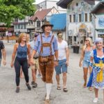Christmas in July Walking Tour - Detailed Breakdown of the Itinerary
