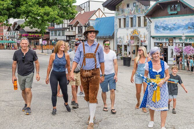Christmas in July Walking Tour - Detailed Breakdown of the Itinerary