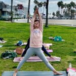 Vinyasa Yoga Class on the Beach in Santa Monica in French - The Breakdown of the Class and Experience