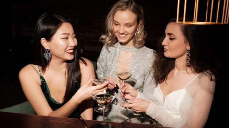 Albufeira: 5 Bars and 1 Nightclub Pub Crawl with Free Shots - What’s Included & How It Affects Your Experience