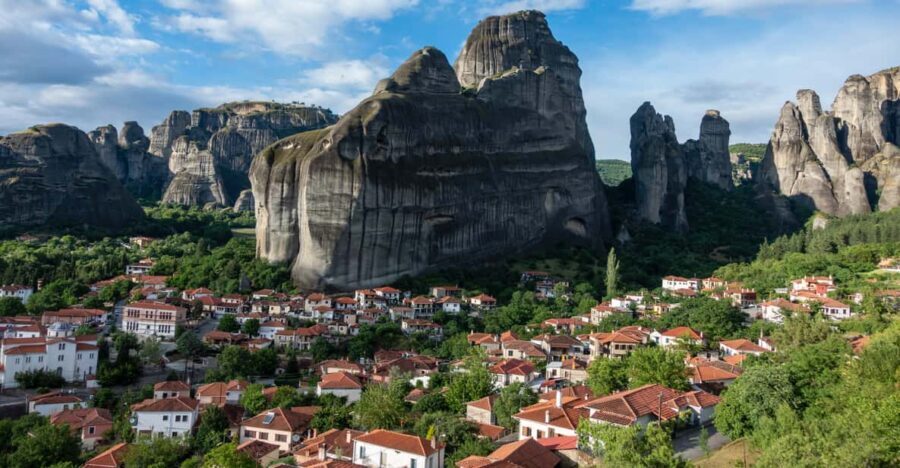 Athens: Meteora Day Trip with Central Pickup & Audio Guide - Exploring Kalabaka: The Gateway to Meteora