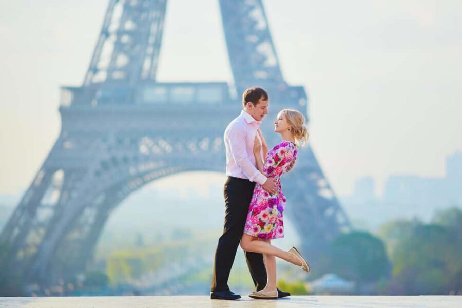 Paris: Romantic Couple Photoshoot (with flower bouquet!) - What to Expect from the Paris Romantic Photoshoot