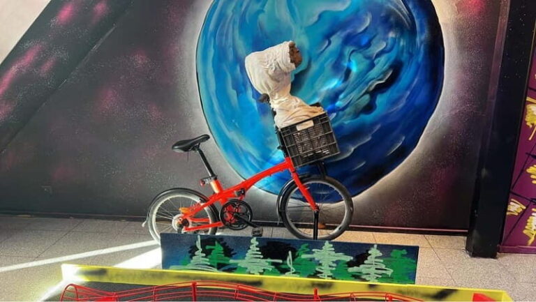 Porto: 18-Hole Indoor Mini Golf Ticket with UV Light Courses - Authentic Insights from Visitors