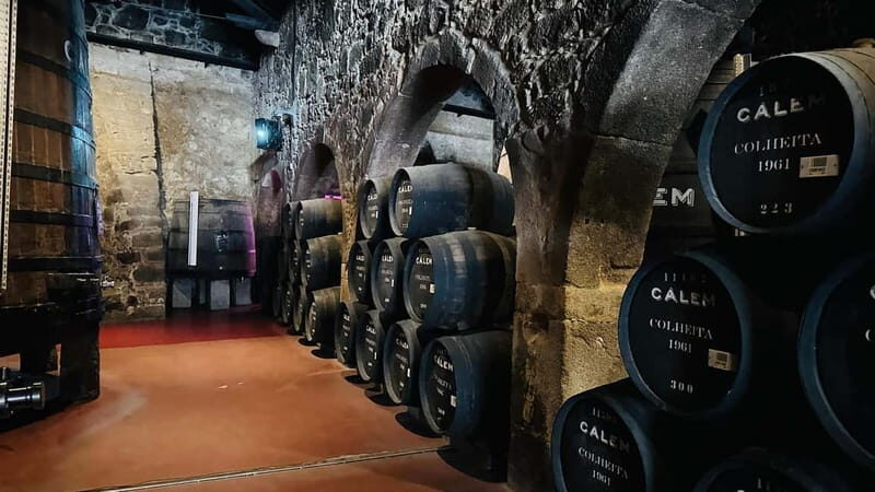 Porto to Gaia Experience: City Walk and Wine Cellars - Strolling Down Rua de Santa Catarina