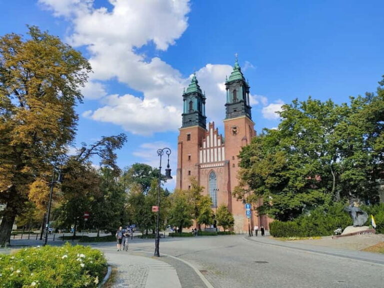 Pozna: Bike Tour of Top Highlights with a Local Guide - Ródecki Market & the 3D Mural