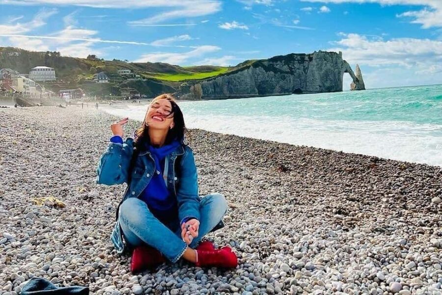 Private Tour Paris: Étretat Cliffs & Monets Gardens + Gift - Exploring Étretat: Dramatic Cliffs and Coastal Charms