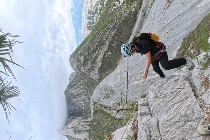 Rappels in Pico Licos with certified guides - An In-Depth Look at the Pico Licos Rappelling Experience