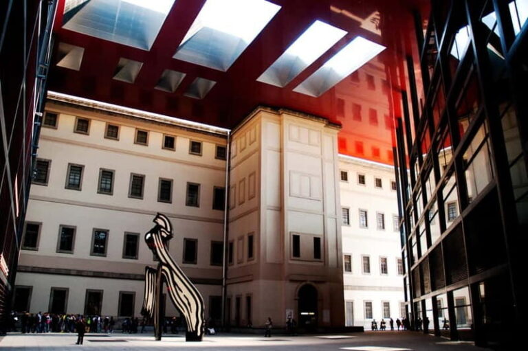 Reina Sofía Museum - Guided tour IN ITALIAN with family discount. - The Experience: An Overview