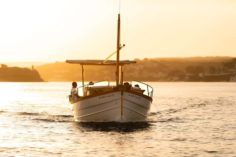 Romantic private tour of the Port of Mahón - Classic Llaut - An In-Depth Look at the Tour Experience