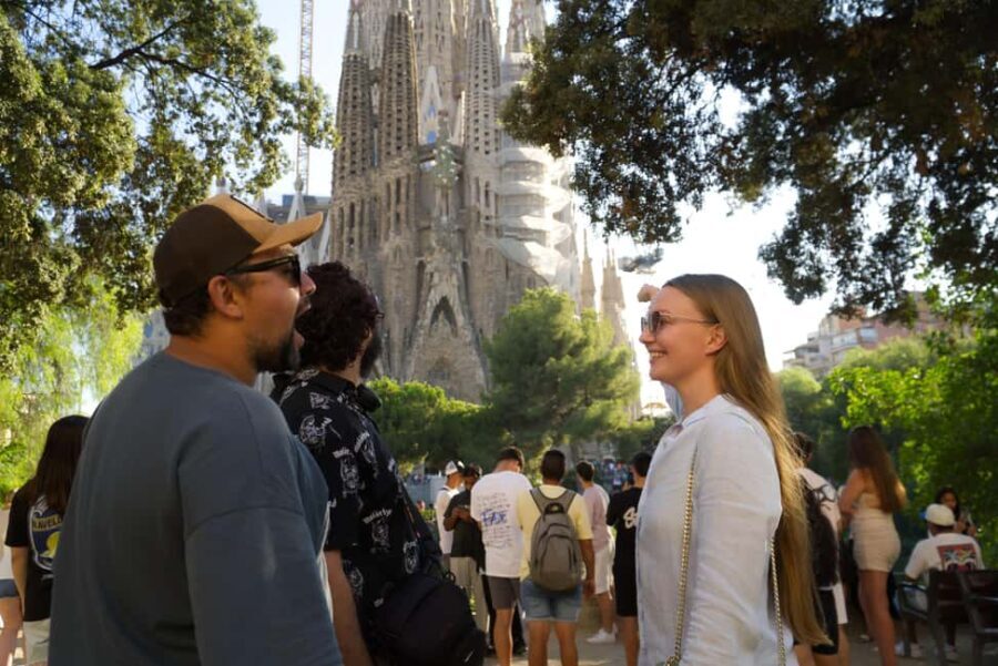 Sagrada Família & More: Barcelona Tour + Candy Tasting - A Deep Dive into the Tour Experience