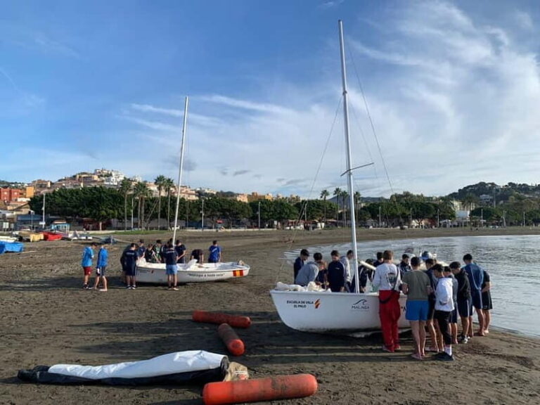 Sailing course in Málaga Capital - The Practicalities: Booking, Equipment, and Group Size