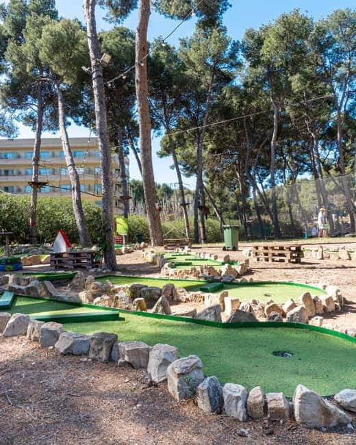 Salou: Minigolf Pass with Gear - An In-Depth Look at the Mini-Golf Experience