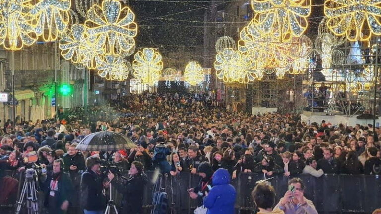 Santiago de Compostela: Vigo Christmas Lights Guided Tour - The Scenic Boat Ride from Moaña to Vigo