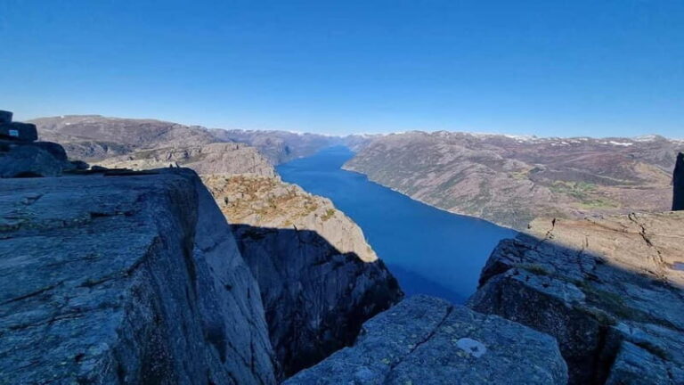 Stavanger: Prekestolen Tour with Guide and Pickup - The Value of Guided Tours and Logistics