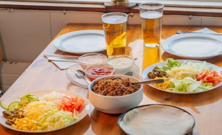 Stockholm: All-You-Can-Eat Shrimp/Tacos Cruise & Cover band - The Dining Experience