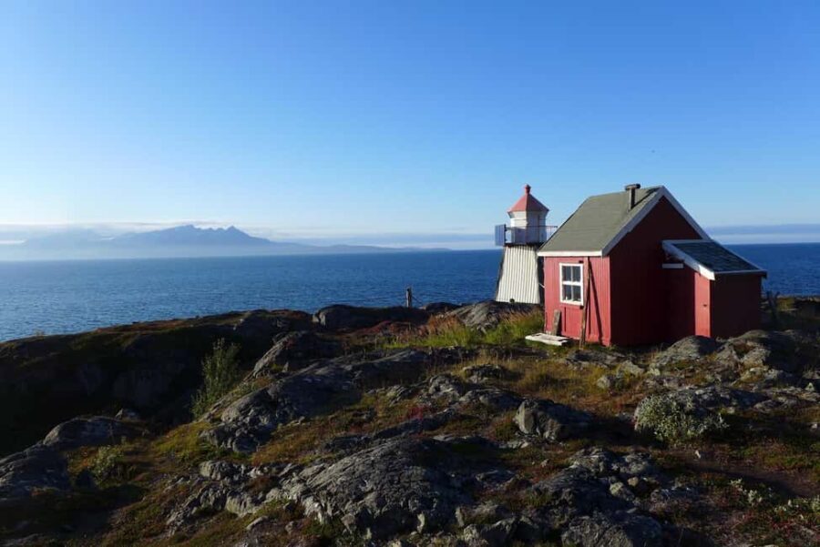 Tromsø: Lyngstuva Lighthouse Guided Hike with Lunch - Wildlife and Nature Encounters