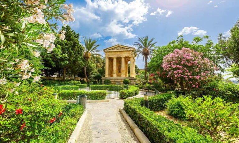 Valletta Full-Day Guided Tour in French w/ Lunch & Transport - Walking Through Valletta’s Historic Streets