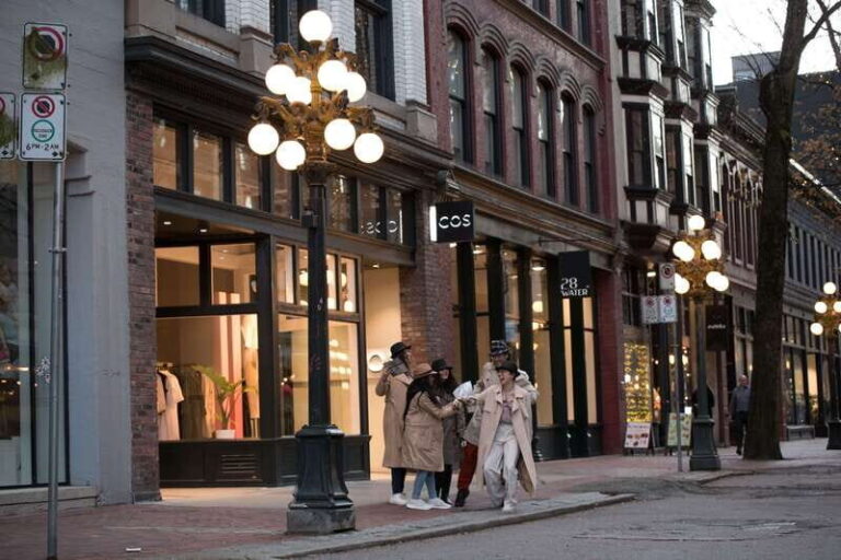 Vancouver: Explore Gastown with an Outdoor Murder Mystery - Why This Tour Works Well for Travelers