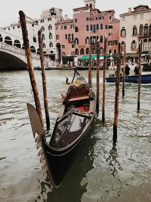 Venice: Gondola tour with live introductory commentary and audio guide - Why This Tour Works Well for Travelers  