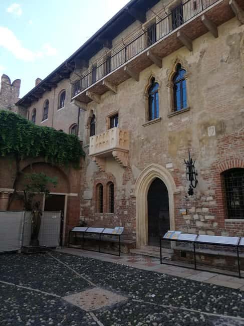 Verona Highlights Small Group Tour With an Expert Guide - Exploring Verona’s Squares and Hidden Corners