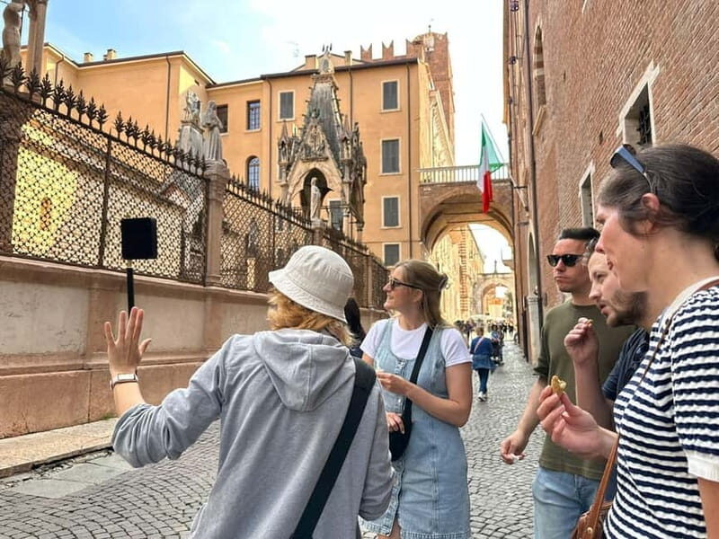 Verona: Street Food Tour and City Guided Sightseeing - Exploring Verona in 2.5 Hours: What to Expect