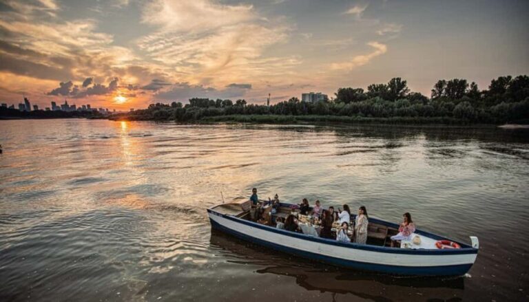 Warsaw: Private Cruise on a wooden boat - max. 12 pax - An Authentic Look at the Wooden Boat Cruise in Warsaw