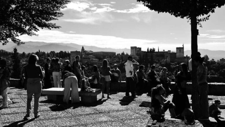 Albaicin and Sacromonte: Guided tour and sunset at Mirador San Nicolas - Discovering Granada’s Most Iconic Neighborhoods