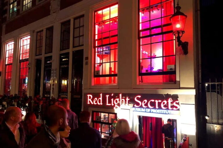 Amsterdam: 1,5-Hour Red Light District Tour - Tour Breakdown: What to Expect at Each Stop