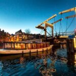 Amsterdam Evening Canal Cruise with Live Guide and Onboard Bar - FAQ