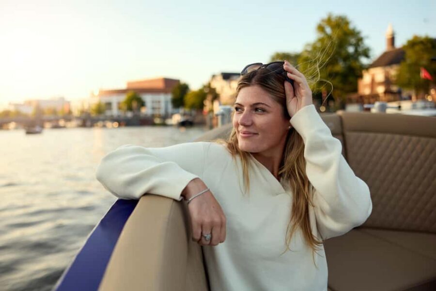 Amsterdam: Evening Canal Cruise With Unlimited Drinks Option - Location and Logistics