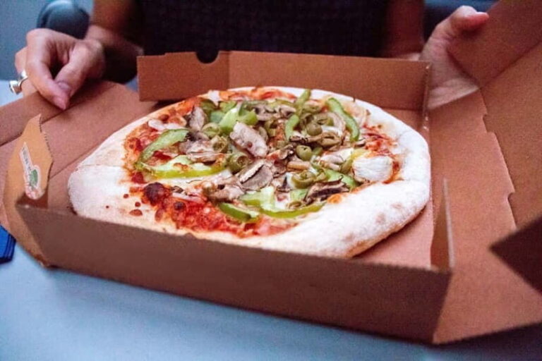 Amsterdam: Evening Pizza Cruise Along the Canals - The Dining Experience