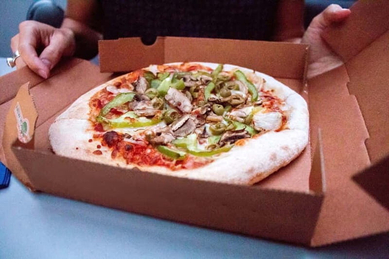 Amsterdam: Evening Pizza Cruise Along the Canals - The Dining Experience