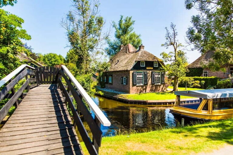 Amsterdam: Giethoorn Tour with Boat Ride & Afsluitdijk Visit - The Itinerary in Detail