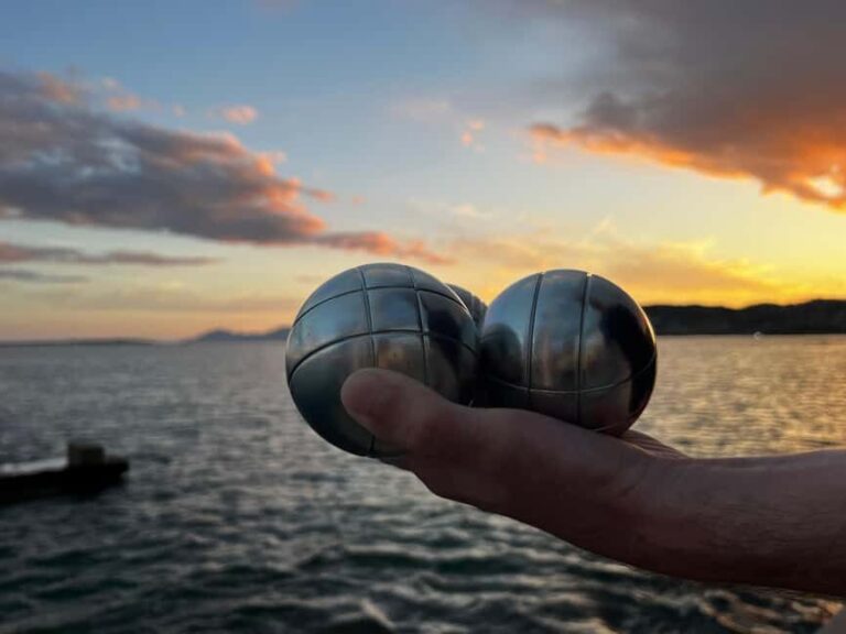 Antibes : Play Pétanque by the sea with a passionate host - The Setting: A Seaside Court with Views