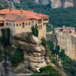 Athens: Meteora Monasteries Day Trip with Caves and Lunch - Arriving in Meteora: First Impressions