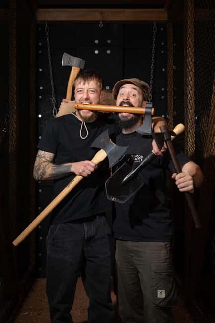 AXE THROWING & ENJOYING DRINKS IN COLOGNE'S FIRST AXE THROWING BAR - The Value of the Experience