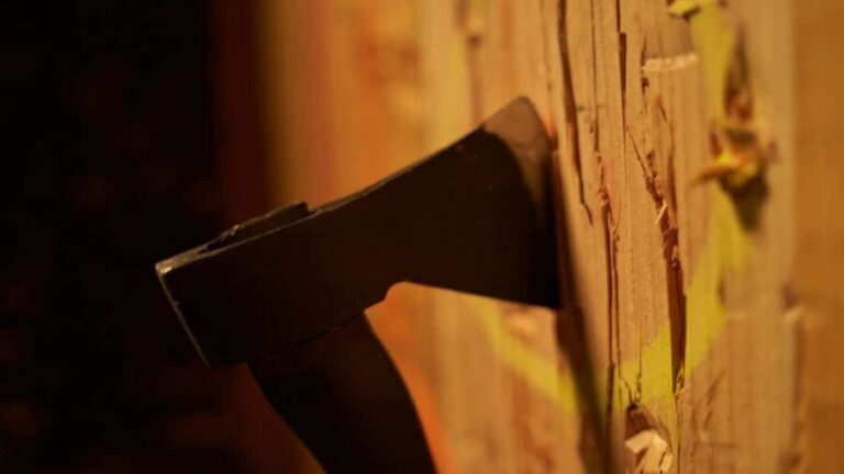Bakersfield: Indoor Axe Throwing Experience - The Equipment and Setup