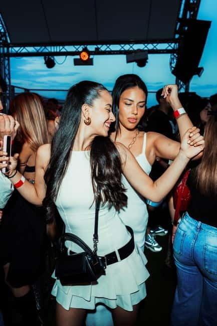 Barcelona: Beach Club Pool Party with DJ - The Vibrant Crowd and Atmosphere